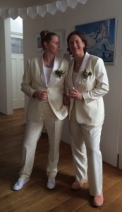 Dames smoking op maat gemaakt met witte accenten