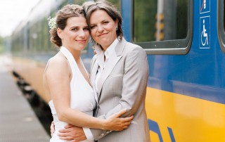 Bruiden in pak vrouwen en trouwen