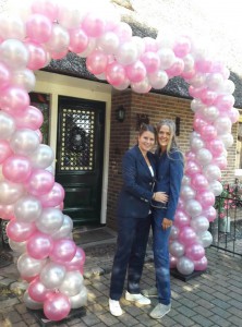 Vrouwelijk feestelijk hip trouwpak