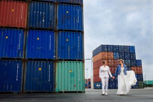 Wit trouwkostuum vrouw glanzend