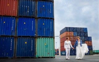 Wit trouwkostuum vrouw glanzend