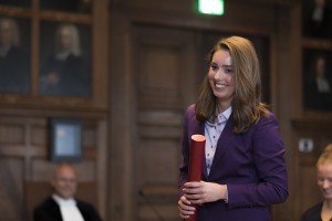 Vrouwelijk trouwpak gemaakt in paars