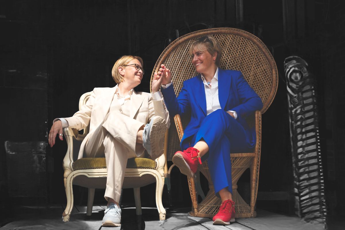 Vrouwen trouwpak in lichte kleur en blauw