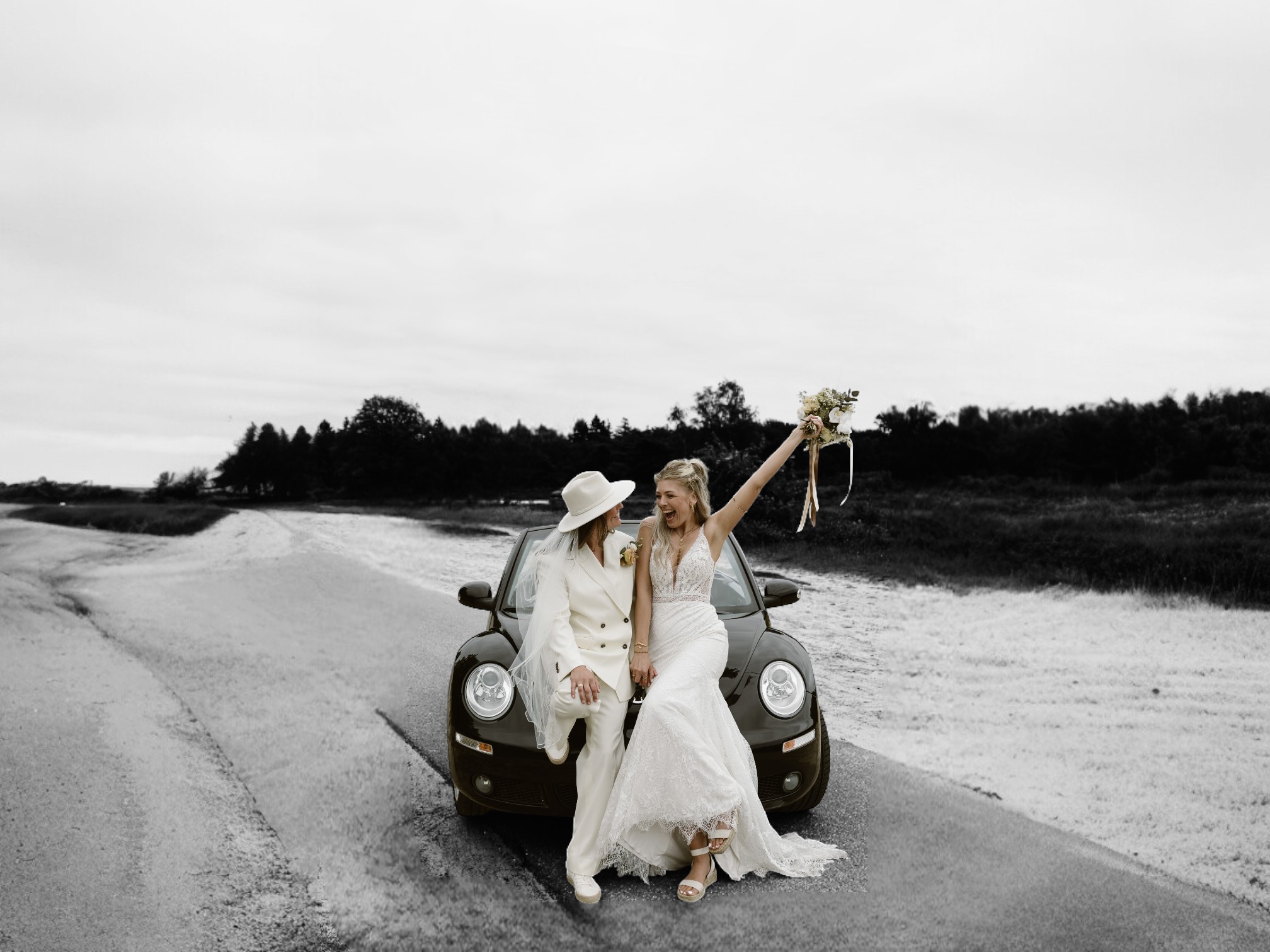 Trouwpak vrouw wit met hoed