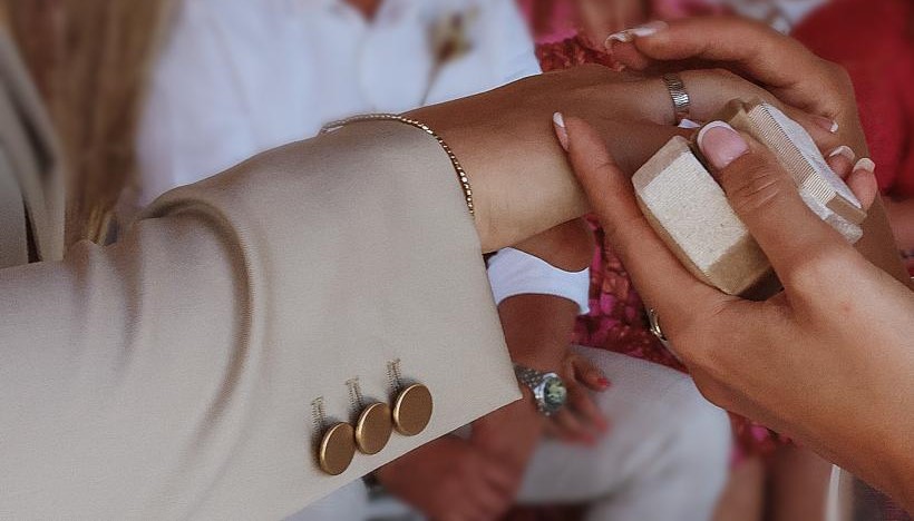 Broekpak bruid met gouden knopen Over ons vrouwen en trouwen
