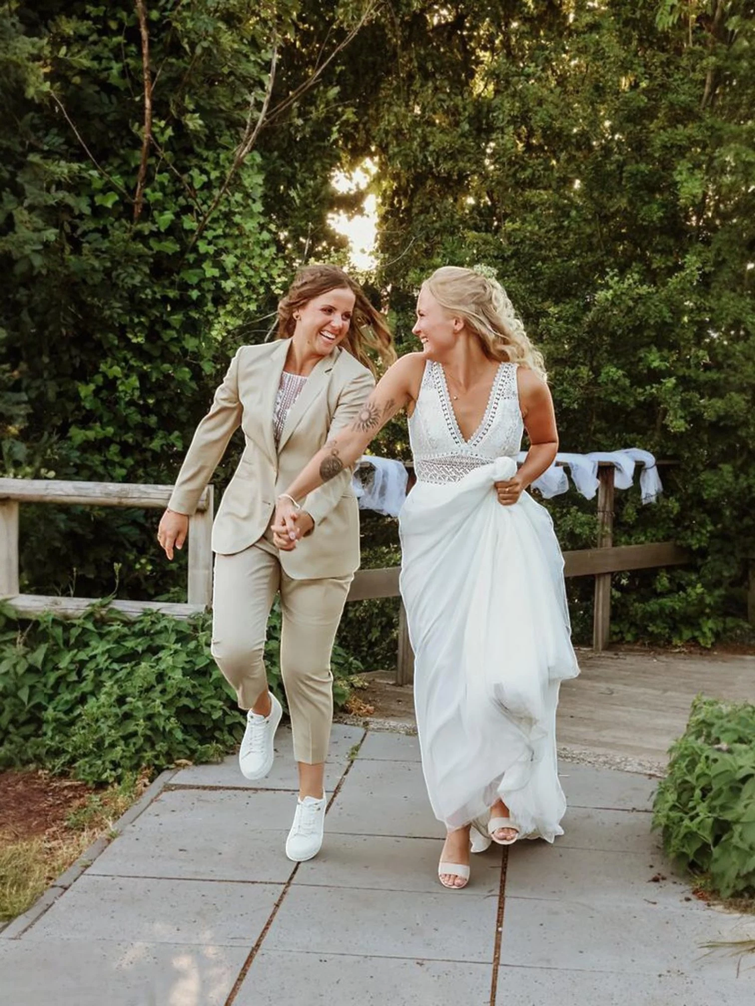 Trouwpak vrouw op maat gemaakt in lichte kleur