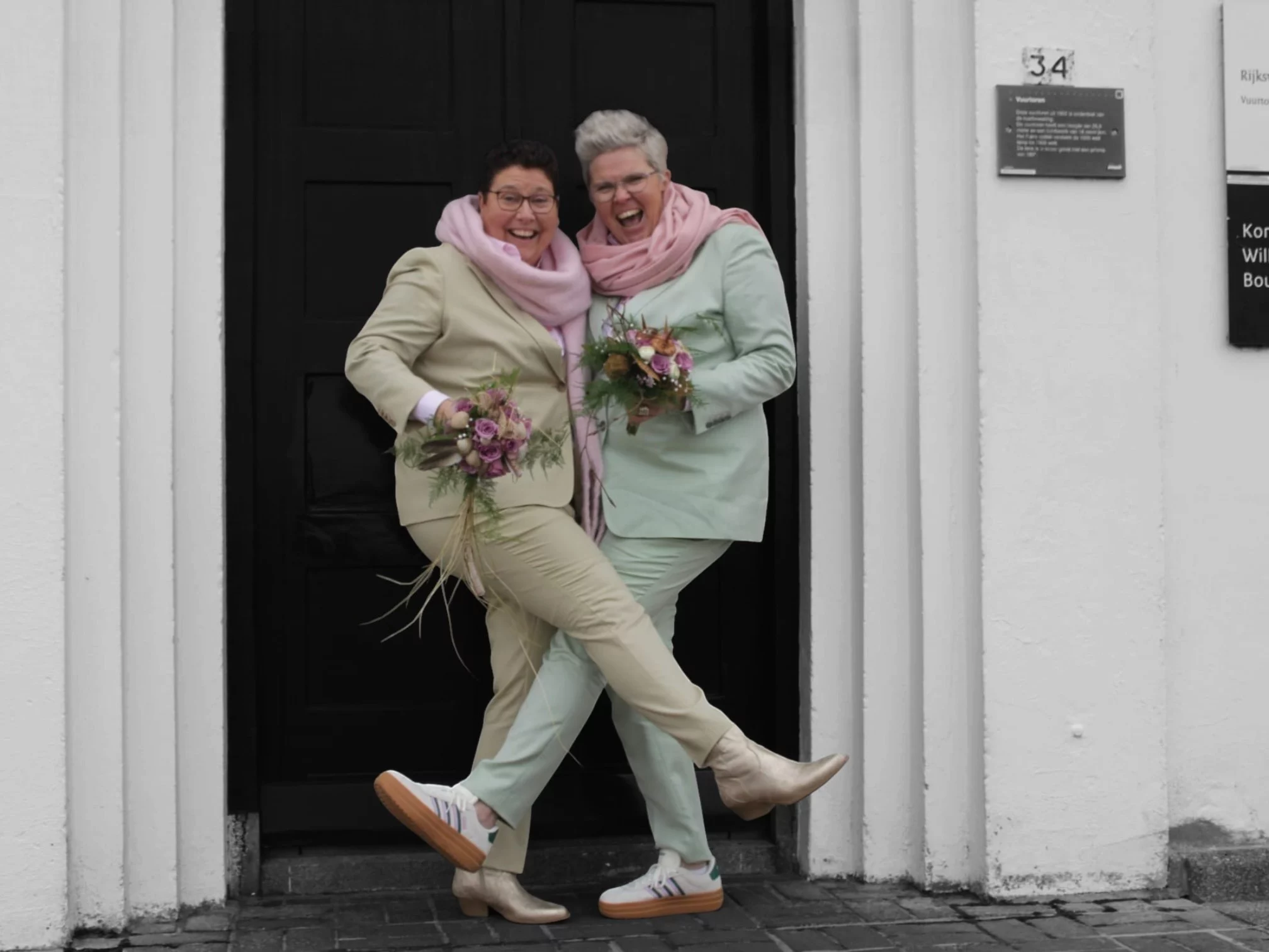 De mensen achter het dames trouwpak 