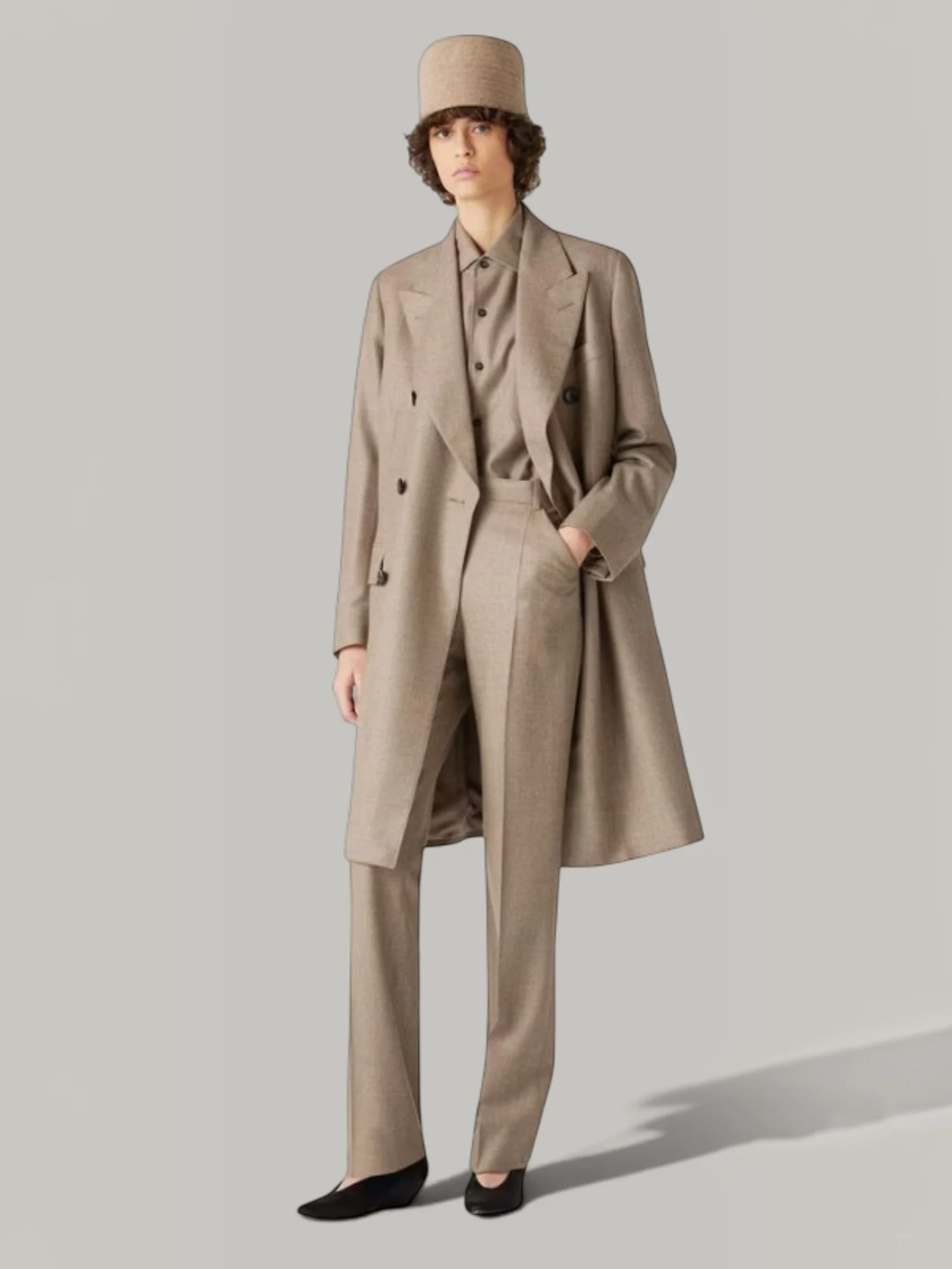 Non binair trouwpak licht bruin beige Androgyn trouwpak in lichte kleur met lange jas