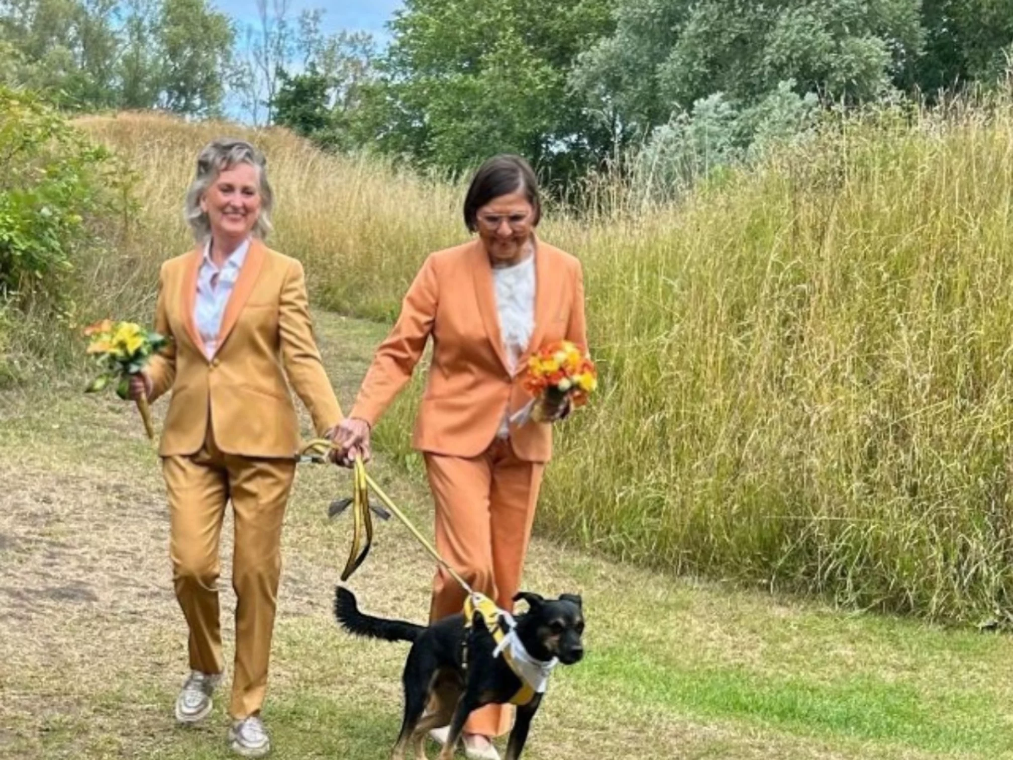 Trouwpakken voor vrouwen in lichte kleuren geel en peach