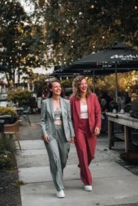 2-vrouwen-trouwkleding