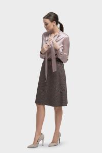 2050  Maatblouse gemaakt van glanzende satijn met strikkraag, rok gemaakt van ruiten in klokkende A line