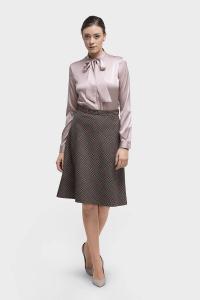 2051 Roze zakelijk klassiek vrouwelijke maatblouse met strik, gemaakt van zijde met stretch