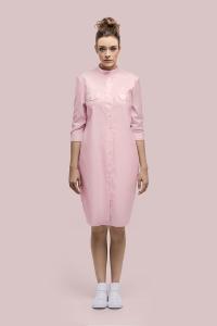 3030 Blouse jurkje gemaakt van zachte roze katoen met staand kraagje, 2 klepzakjes en 34 mouw.