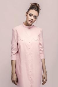 3031 Maatblouse gemaakt tot aan knie van zachte soepele en koeldragende katoen met opstaand kraagje en borstzakjes