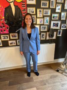 Blauw-trouwpak-dames-lesbische-bruid