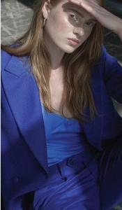 Blauwe vrouwen smoking gemaakt van Scabal stoffen