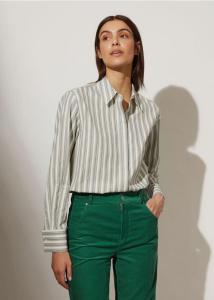 Blouse-bij-vrouwen-trouwpak-in-streep-stoer