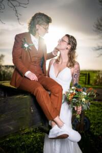 Broekpak-bruid-bruin-met-gilet