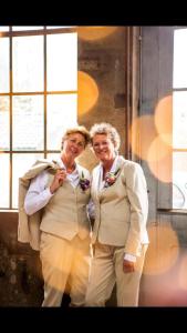 Broekpak-bruid-gemaakt-beige-met-gilet-voor-Karin-en-Marjan