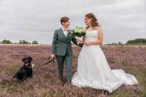 Broekpak-bruid-met-gilet-en-strik-in-groen