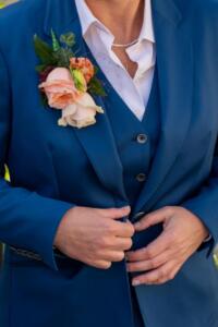 Broekpak-bruid-met-gilet-in-blauw