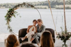 Broekpak-bruid-met-gilet-in-licht-groen