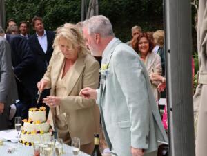 Broekpak-bruid-met-gilet-in-zand-beige-kleuren