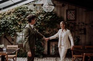 Broekpak-bruid-met-gilet (1)