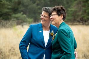 Broekpak-lesbische-bruid