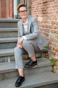 Broekpak bruid grijs lesbische bruid