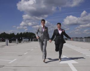 Broekpak bruiden gemaakt voor huwelijk Erika en Annette