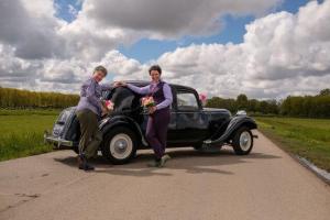 Broekpak met gilet gemaakt als bruidskleding voor Noehmi en Jolijn