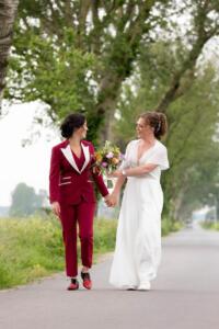 Bruidsbroekpak-vrouw-in-rood