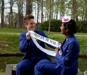 Bruidsbroekpak blauw gemaakt voor lesbisch huwelijk Sandra en Sweeta