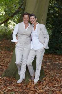 Bruidskostuums gemaakt voor trouwen van Nancy  Nathalie van zacht glanzende champagne stof met bijpassende maatblouses (1)