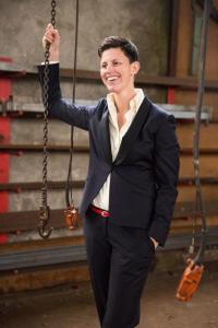 Bruidsmoking gemaakt voor Sandra in donkerblauwe coolwool met satijn afgwerkte kraag en knopen. Maatblouse in champagne kleur katoen