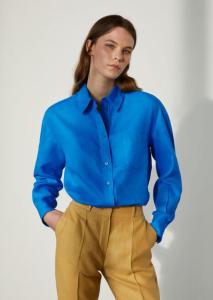 Bruidspak-met-blauwe-blouse-op-maat-gemaakt-vrouw