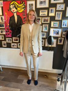 Dames-trouwkostuum-in-beige-met-gilet