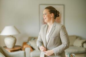 Dames-trouwpak-beige-op-maat-gemaakt