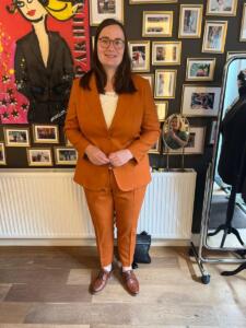 Dames-trouwpak-in-koper-kleur-bruin