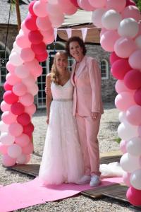 Dames-trouwpak-in-roze-op-maat-gemaakt
