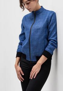 Dames-trouwpak-met-bomber-jacket-op-maat-gemaakt