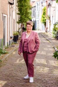 Dames-trouwpak-roze-met-gilet