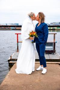 Dames-trouwpak-sportief-met-smalle-pijpen