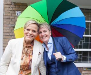 Dames-trouwpakken-blauw-en-wit