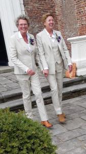 Dames-trouwpakken-gemaakt-in-creme-voor-Karin-en-Marjan