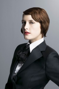 Dames bruid smoking gemaakt van zwarte glanzende stof met bijpassende witte maatblouse