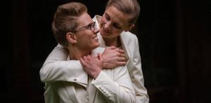 Dames smoking wit feestelijk gemaakt voor huwelijk Ilse en Monique