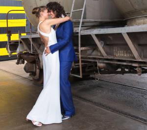 Dames trouwkostuum gemaakt voor Marjolijn in blauwe glanzende stof trouwpak bruid (2)