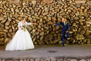 Dames trouwpak gemaakt voor huwelijk van Brenda met vrouwelijke blouse op maat